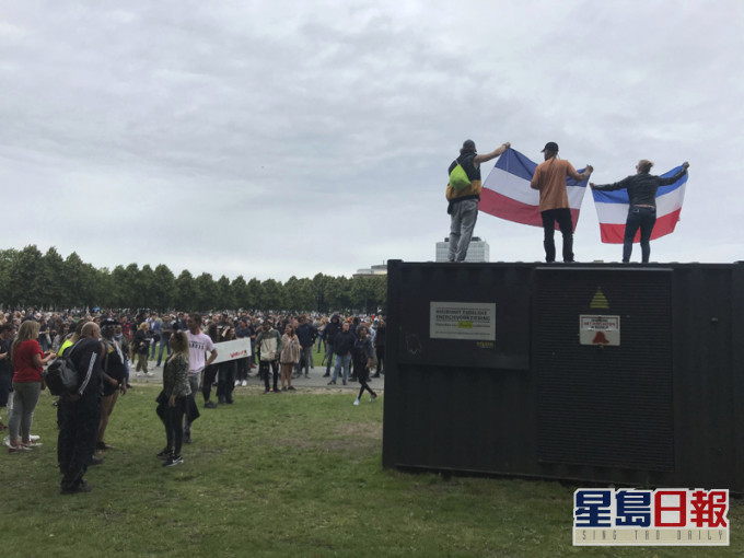 荷蘭海牙有數千名民眾發起示威活動,抗議政府新冠肺炎的防疫封鎖措施。AP圖