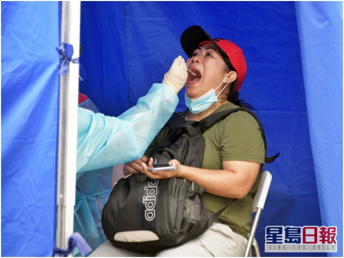 5月1日至7日期间,全港社区检测中心和流动采样站已为超过28万名外佣采样。资料图片