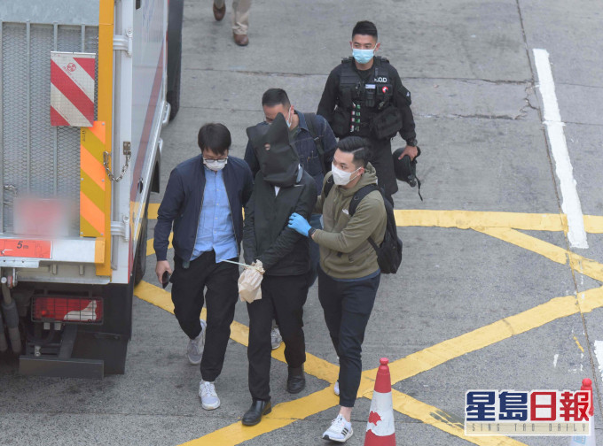 警方日前押其中一名疑犯返現場蒐證。資料圖片