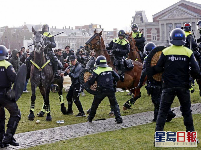 警方动用水炮驱赶,并逮捕约100名示威者。网图