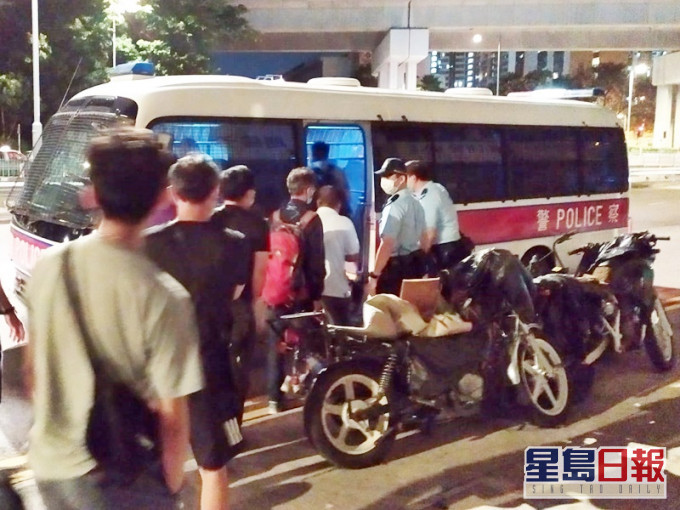 部分被捕男女。