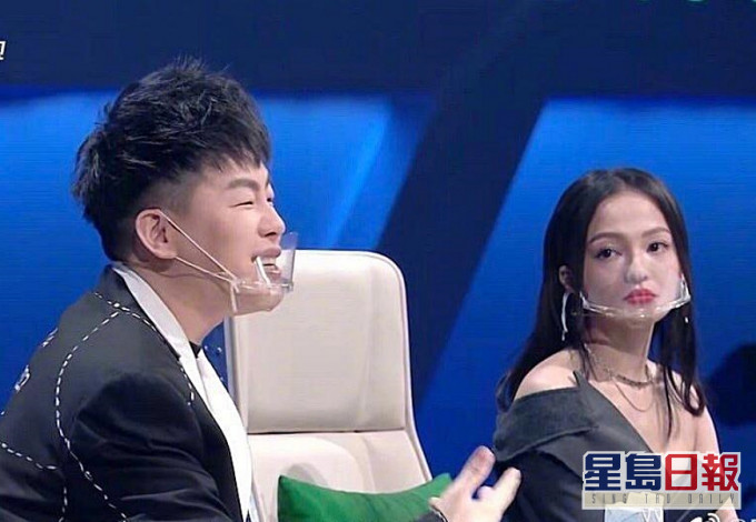 艺员被安排戴上餐饮业用的透明胶口罩。网图