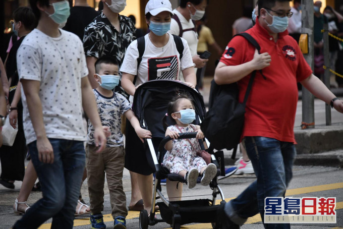 天文台預料本港地區今日大致多雲,日間部分時間有陽光及炎熱。