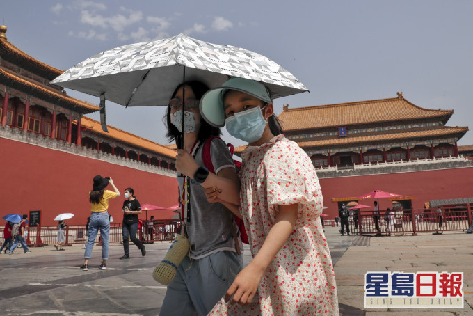 北京明日零時起將市內突發公共衛生事件應急響應級別下降至三級。AP資料圖片