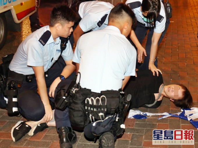 47歲女事主情緒激動並不合作,警員將她按地制服。