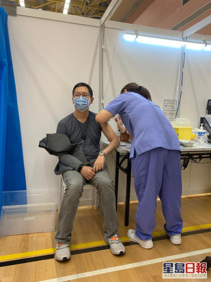 黃傑龍與父親前往接種復必泰疫苗。黃傑龍facebook圖片