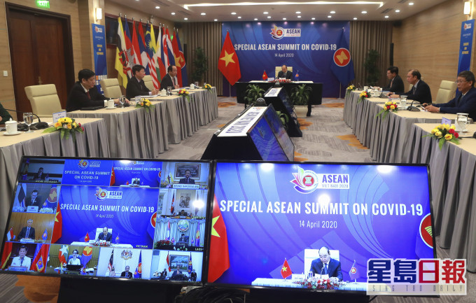 主持會議的越南總理阮春福向東盟領導人講話。 AP