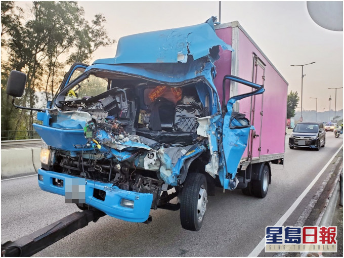 輕型貨車車頭損毀嚴重,擋風玻璃飛脫。