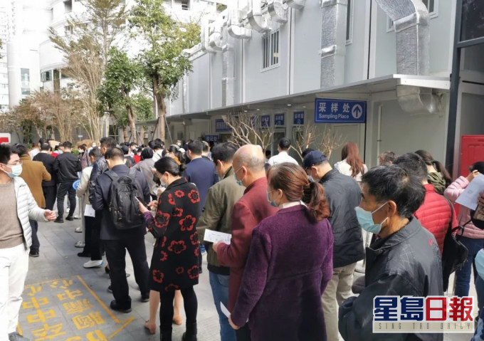 今天深圳不少醫院的核酸檢測點已經排起了長龍。網上圖片