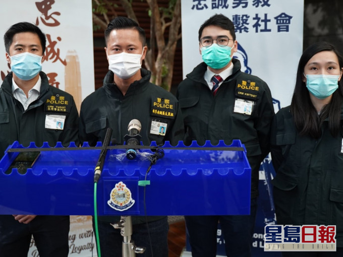梁成杰(左一)、新界南察庾博翰(左二)、吳廸深(右二)及連曉媚(右一)交代案情。