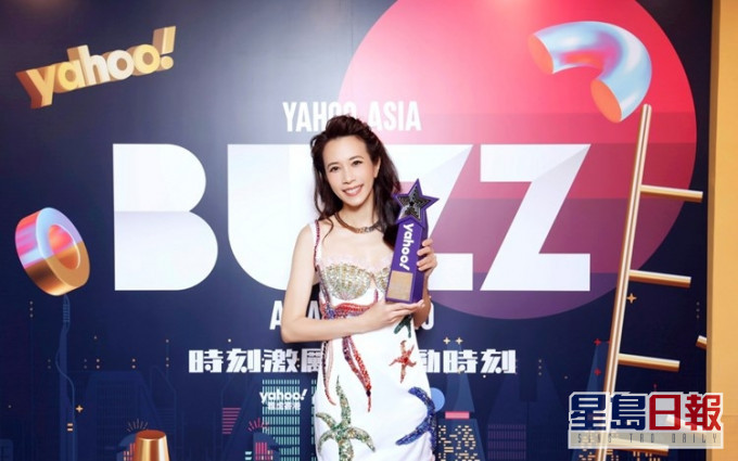 莫文蔚(Karen)盛裝現身《YAHOO!搜尋人氣大獎》頒獎禮。