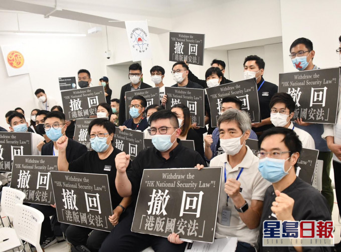 17區區議會聯合舉行特別大會。