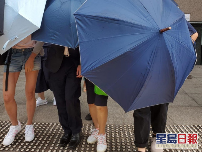 被告林建豐(中間長西裝褲 )。王永欣攝