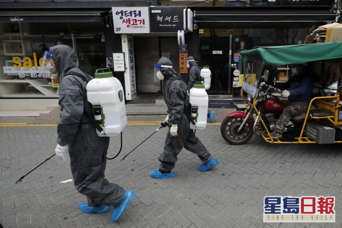 南韓單日新冠肺炎確診病例再破百。 AP