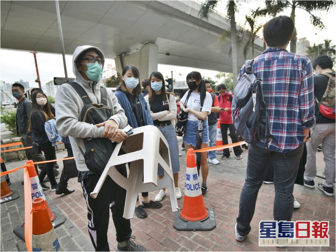當日大批市民於庭外等候。資料圖片