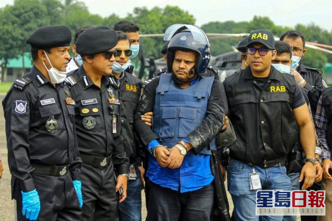 醫院負責人夏德(戴頭盔者)經過警方9天追捕後落網。 網圖