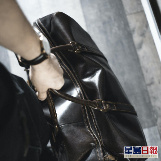 網民不滿母親經常擅自翻查他隨身物品。unsplash示意圖片