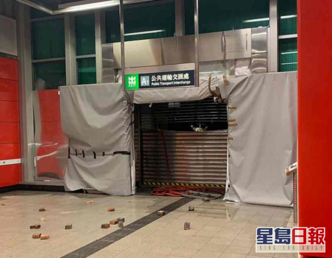 當日將軍澳港鐵站A出口遭人破壞。資料圖片