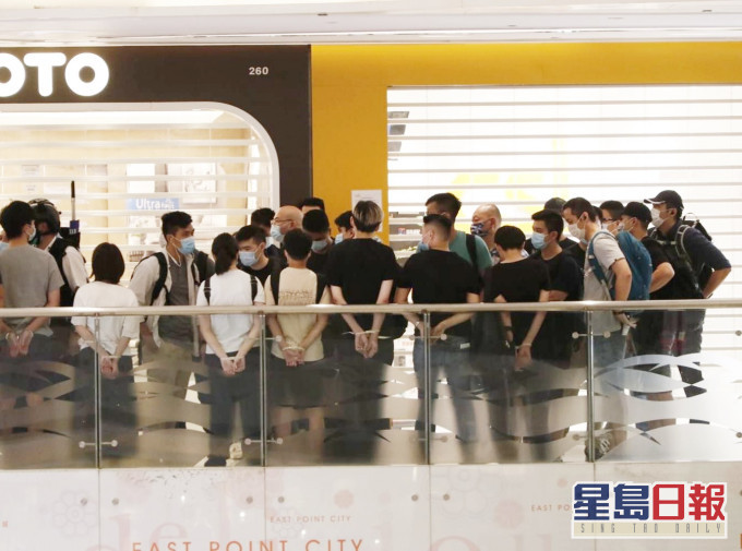 警方在東港城內制服多人。