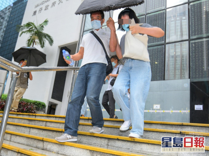 被告苏志雄(左)。