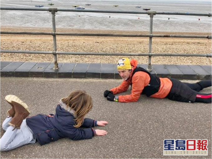 陌生男子趴地安撫自閉症男童。網圖