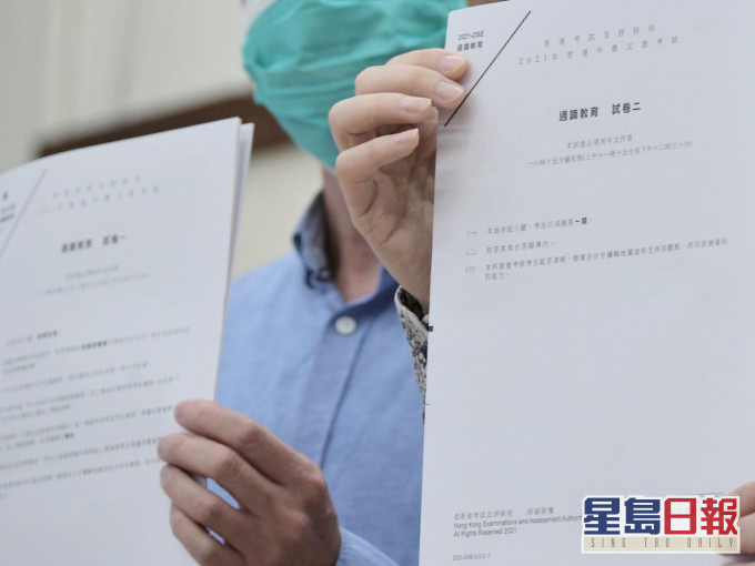 今年兩份試卷均完全沒有關於單元二今日香港法治與社會政治參與的相關議題及內容。