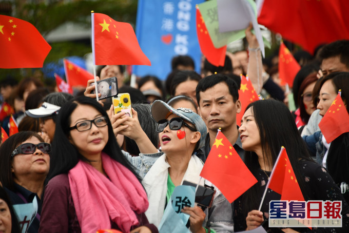 譚耀宗指若通過修訂國旗法,不能容許參加者手持國旗但活動過後就隨便棄置。 資料圖片