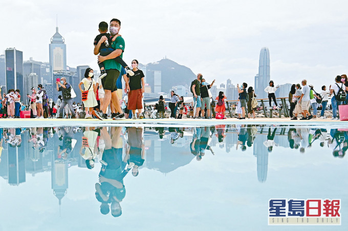 ■风球除下后,不少市民到东岸公园消闲,一家大小乐融融。