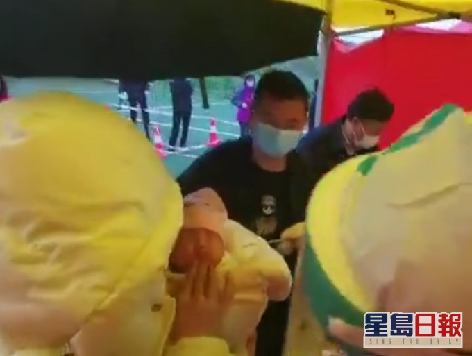 41天大嬰兒做檢疫測試。微博影片截圖