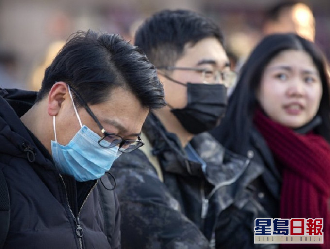 新冠肺炎疫情爆發後,內地民眾戴上口罩。AP