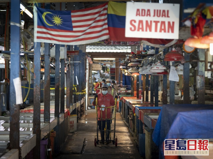 马来西亚宣布容许大部分商店重开。AP