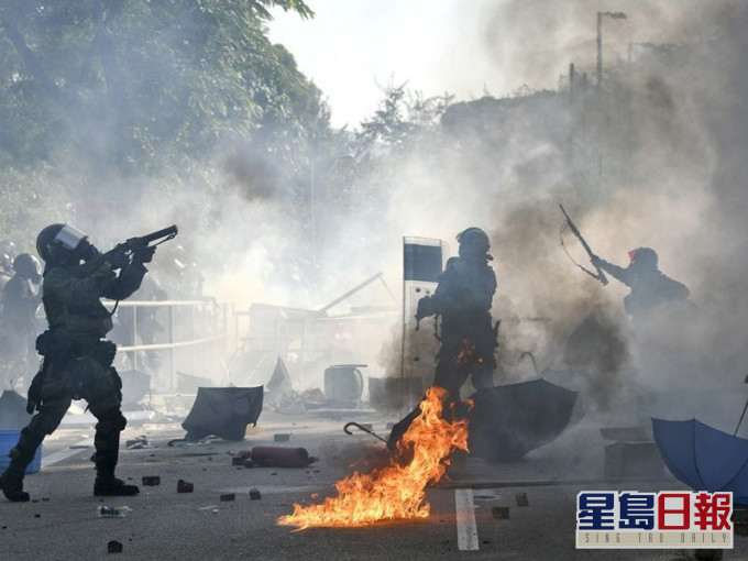 警方去年与示威者在中文大学「二号桥」爆发严重冲突事件。 资料图片