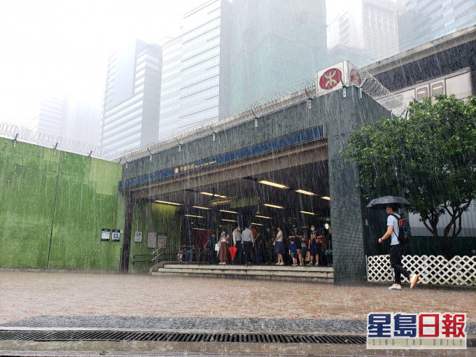 天文台提示,短期內香港廣泛地區可能受大雨影響,市民應提高警覺。