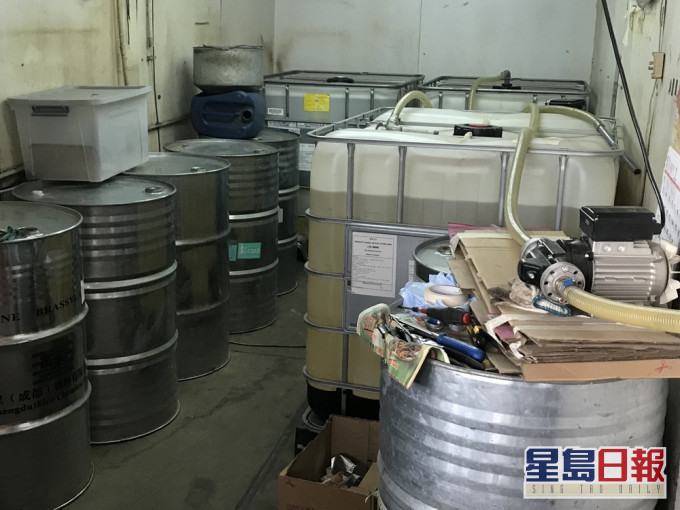 海關在一個鐵皮圍場內檢獲該批懷疑未完稅汽油和一批入油工具。