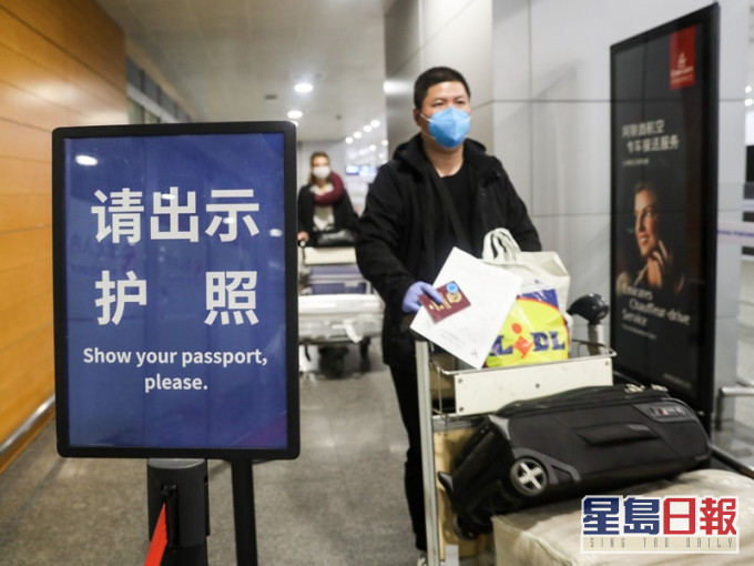 所有入境上海的人士都需進行新冠病毒檢測。新華社