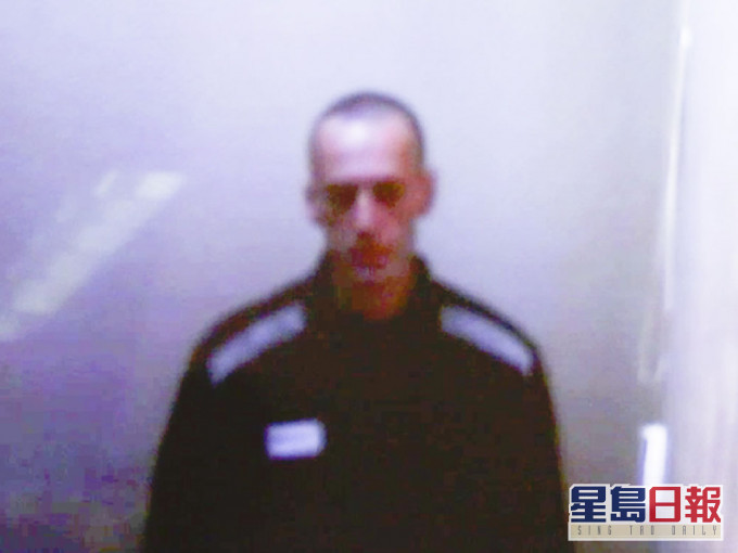 納瓦尼透過視像方式出席法庭聆訊,可以看到他身形變得消瘦憔悴。AP圖片