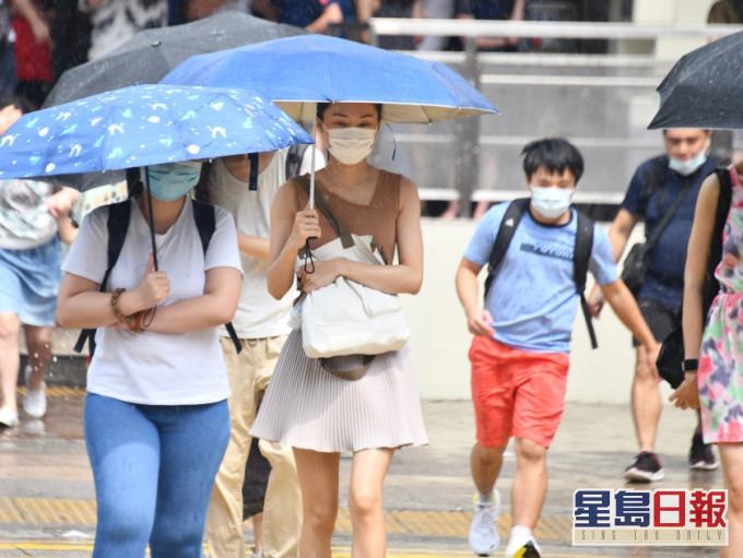 天文台預料本港地區今日大致多雲,有幾陣驟雨,局部地區有雷暴。