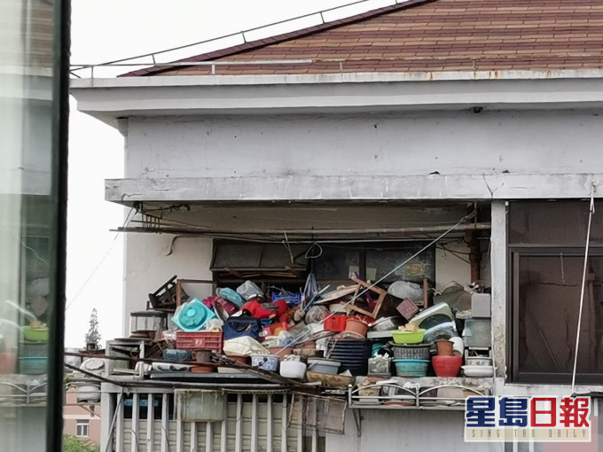 男子在家中及公共区域堆满废物，导致传出异味及滋生蚊虫。网图