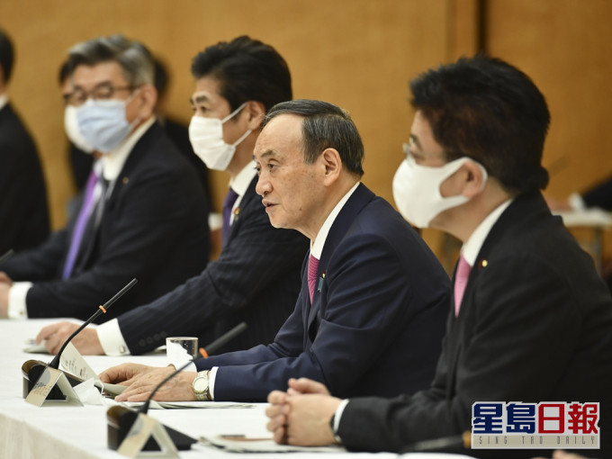 日本首相菅義偉周三向公眾道歉。(右二)AP圖片