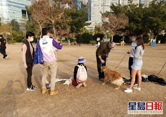 警方日前針對懷疑毒餌案,到數碼港海濱公園向竉物主人派發單張。警方facebook圖片