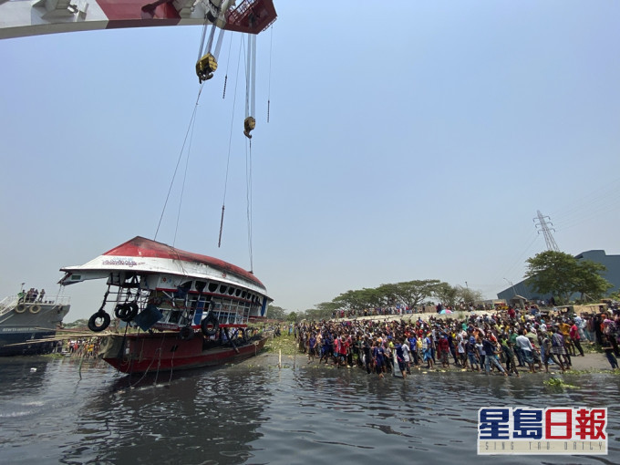 孟加拉一艘渡輪在拉克什亞河與一艘貨船相撞後沉沒。AP圖片