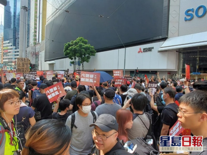 当日大批市民在铜锣湾游行。资料图片