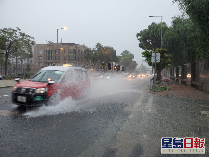 窩打老道往沙田方向近九龍塘路面水浸。