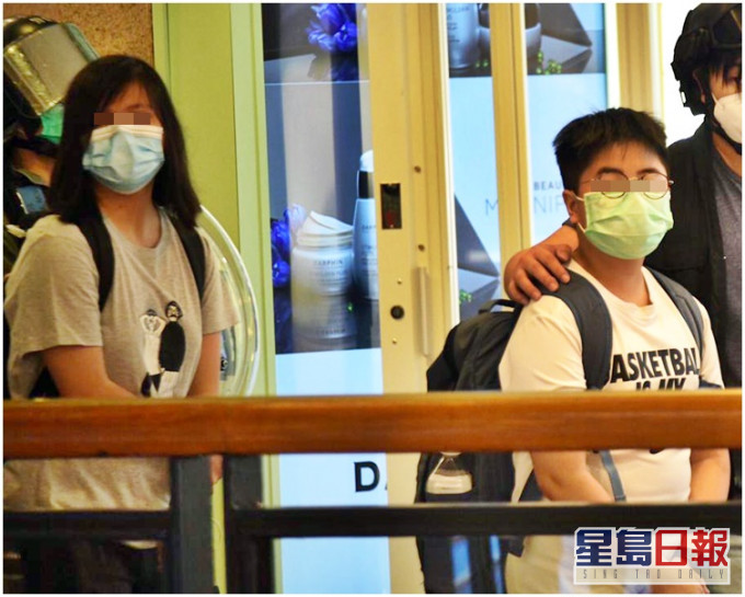 警方将两人带回警署,联络其监护人把他们带走,没有拘捕他们。