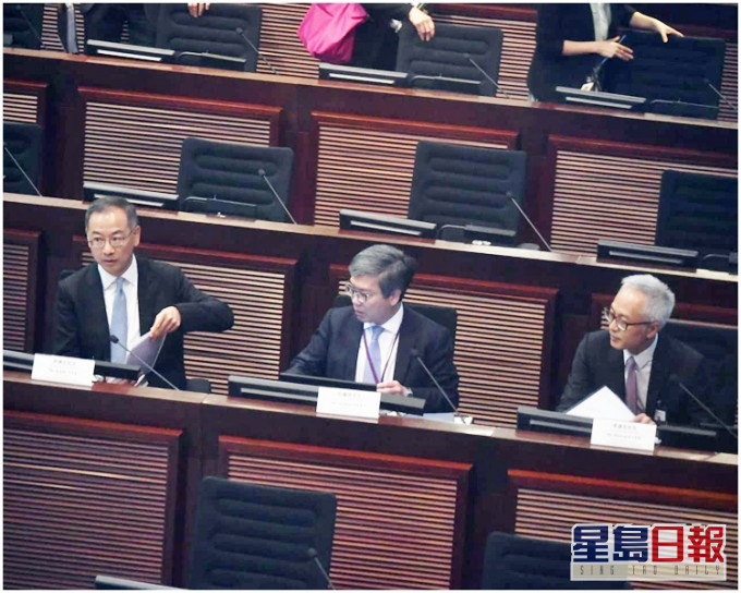 余偉文(左)出席立法會財經事務委員會會議。