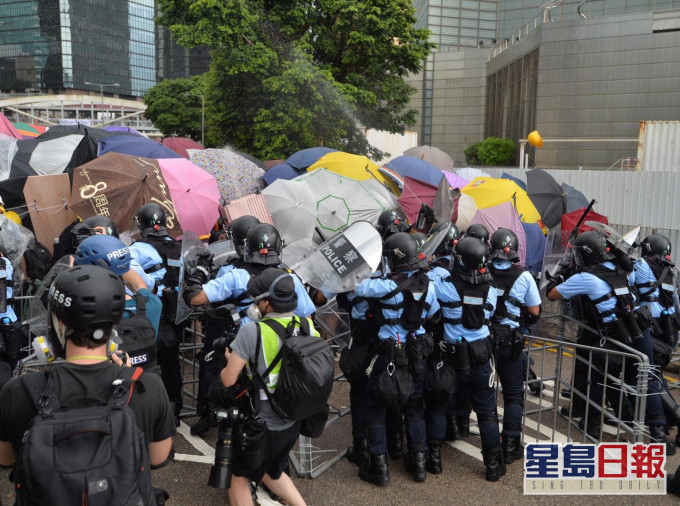 香港人權監察指,今早只有部分速龍小隊成員的制服上有顯示其官階及隊伍編號。