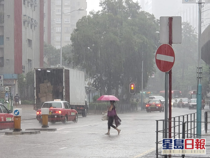 天文台提示,短期內香港廣泛地區可能受大雨影響,市民應提高警覺。