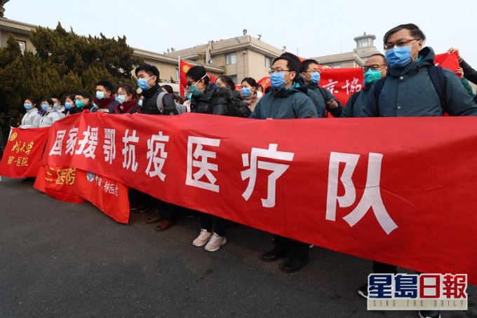 早前醫療隊隊員在首都機場準備出發的情況。新華社資料圖片