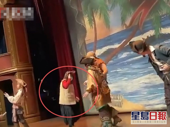 女子走上台打正在表演的演員。網圖