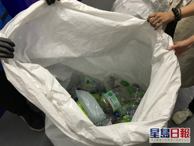 2019年香港棄置15.5億個飲料膠樽。資料圖片